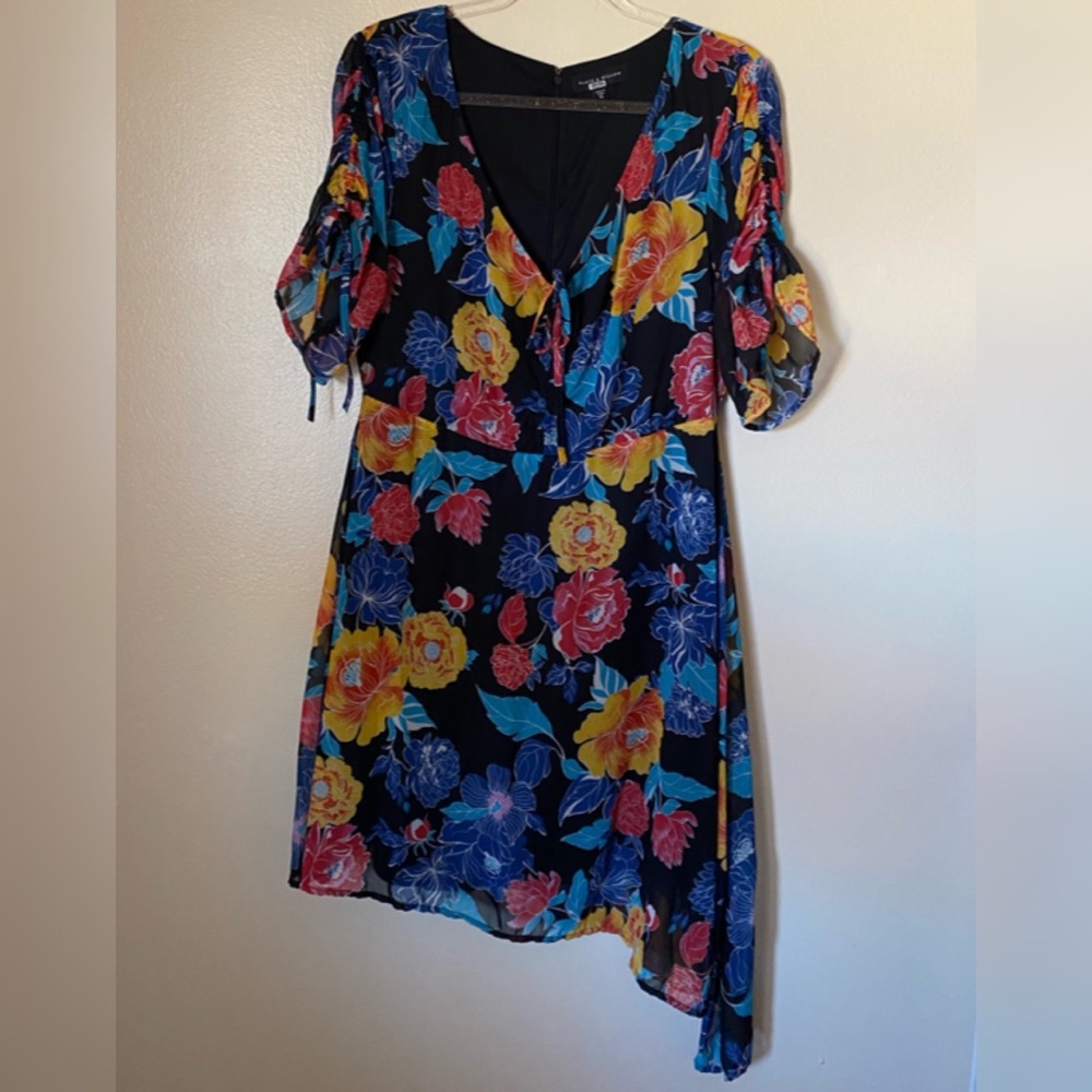 Slate & Willow Short Sleeve Asymmetric Hem Black Floral Dress - Picture 2 of 9